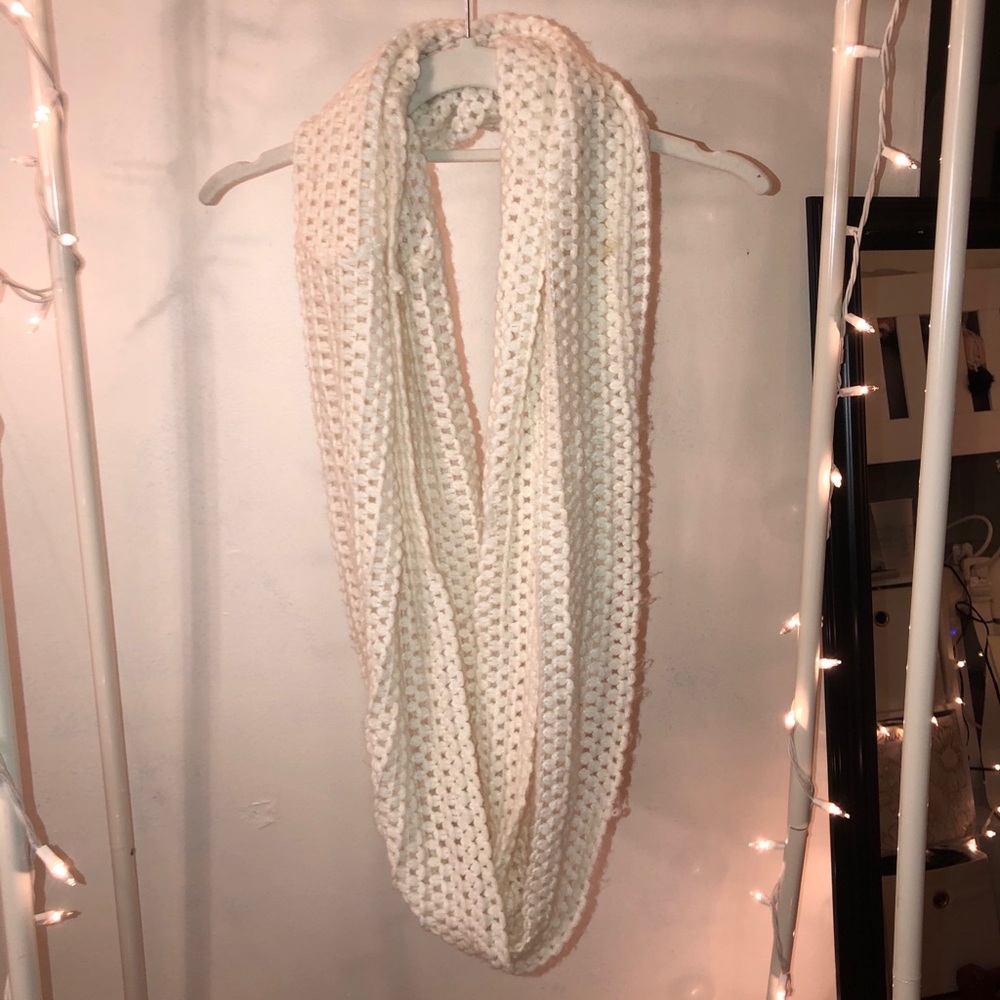 COZY WHITE KNIT CIRCLE SCARF